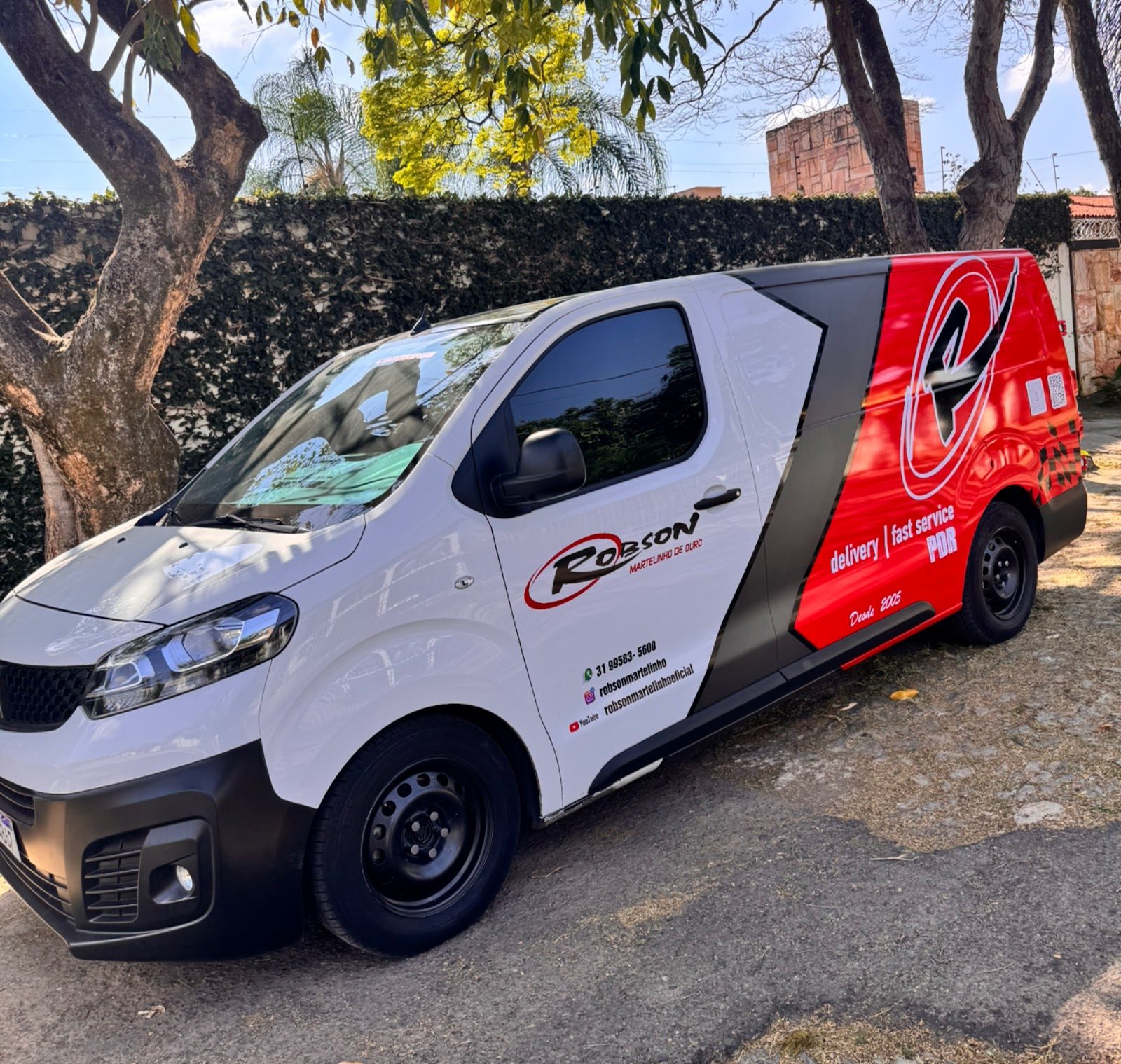 Van da empresa, com a marca Robson Martelinho de Ouro e a inscrição delivery, fast service, PDR na lateral
